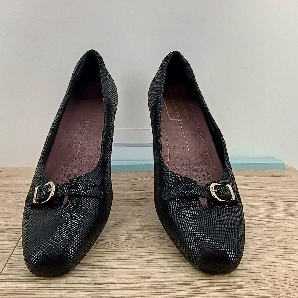 Clarks Women's 9 Black Leather Reptile Pumps Low Block Heel Work Casual Shoes